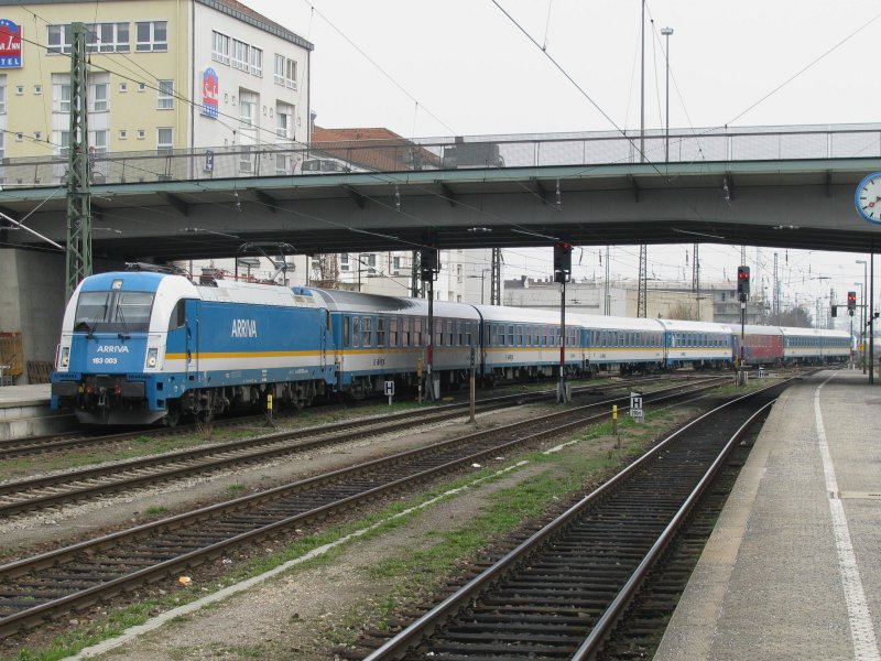 183 003 fhrt mit einem Alex am 1.4.2008 in Regensburg ein.