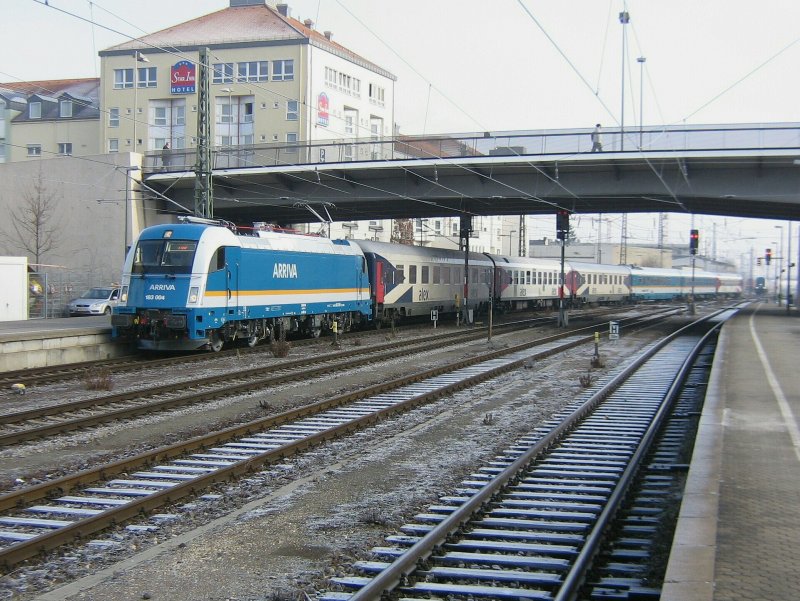 183 004 fhrt mit einem Alex am 21.12.2007 in Regensburg ein.