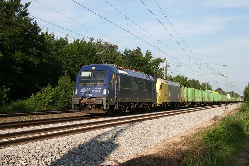 183 500 + 182 529 mit einem leeren Holzzug am Abend des 20.05.2009 in Haar (bei M�nchen).