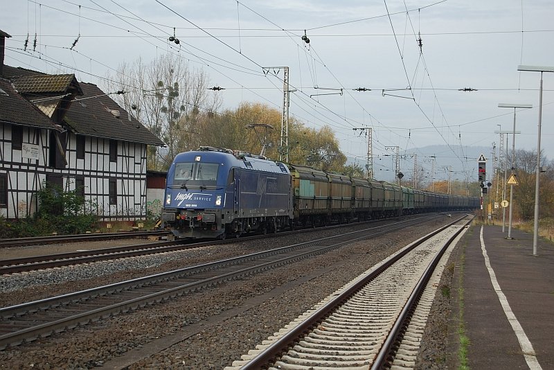 183 500 (mgw) mit Holzhackschnitelzug am 2.11.2008 durch Kreiensen