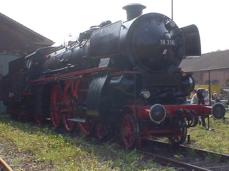18316 -  Tag des Denkmal 
Steht vor einem historischen,
denkmalgeschtztem Lokschuppen
in Mannheim-Lindenhof - auf
der Rckseite Mannheim-Hbf.