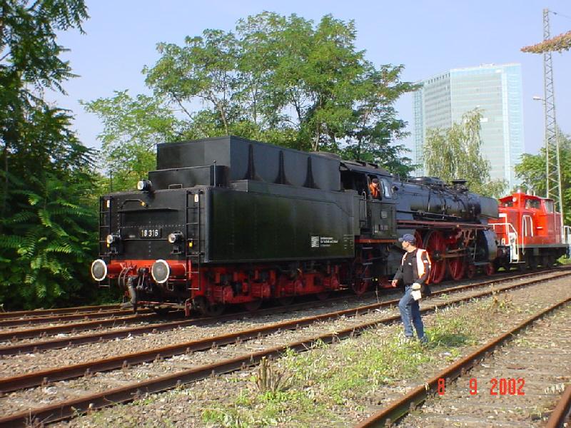18316 Wird an den Standplatz
anlsslich  Tag des Denkmal 
geschoben. Denkmalgeschtzter
Lokschuppen, hinter dem Hbf Mannheim.