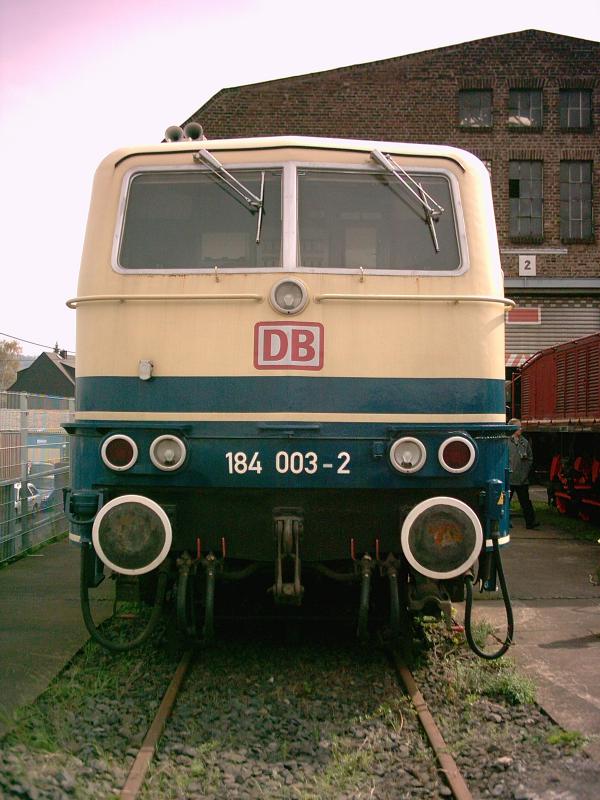 184 003 im BW Koblenz-Ltzeln 
ehemalige Viersystemlok von 1965 umgebaut auf  Zweifrequenz