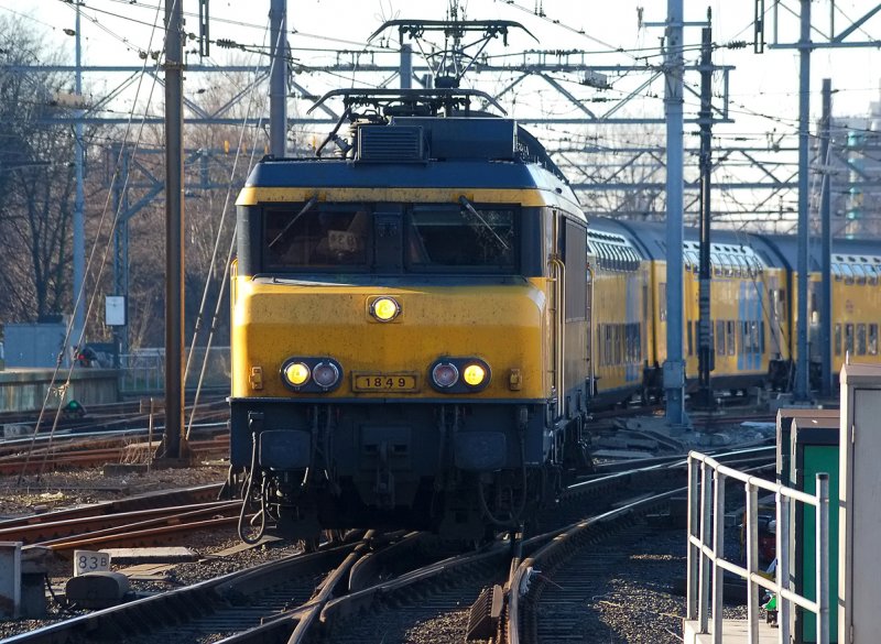 1849 bei der Einfahrt in den Bahnhof Amsterdam Centraal am 12.02.2008.