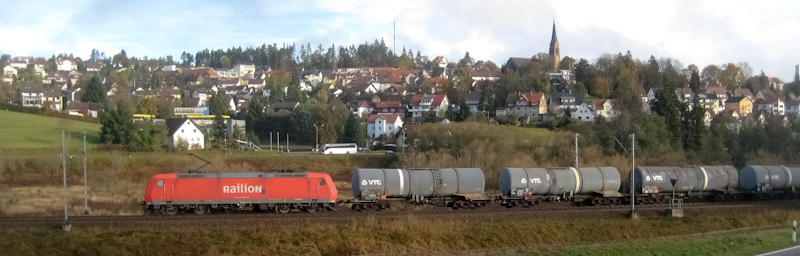 185 ***-* mit einer Gterzug Sonderleistung vor der Kulisse von St. Georgen am 24. Oktober 2009.