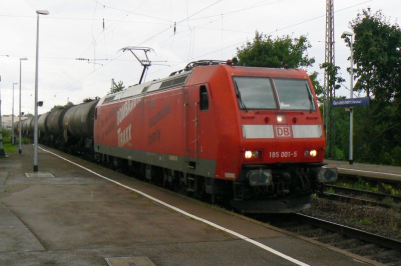 185 001, die letzte der ehemals 3  TRAXX -Werbeloks durchf�hrt mit einer Sonderleistung CFN 63060 Heilbronn Gbf – Stendell (PCK) (leere Kesselwagen) Gundeslheim/Neckar (Umleiterg�terzug). Lange wird sie ihre Werbung wahrscheinlich nicht mehr tragen...