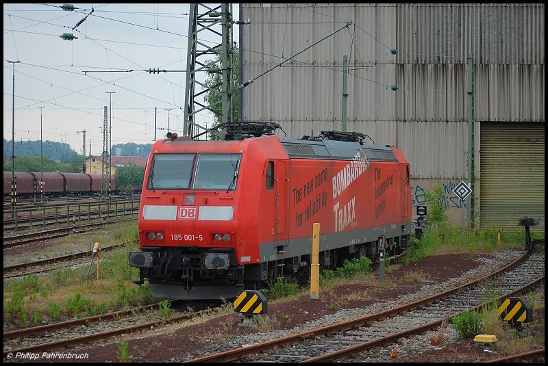 185 001 TRAXX steht am 21.05.08 abgebgelt vor dem ehem. BW in Aalen.