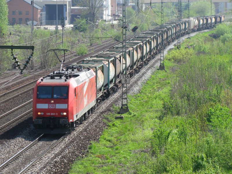 185 002 mit Gterzug am 28.4.2008 in Regensburg.