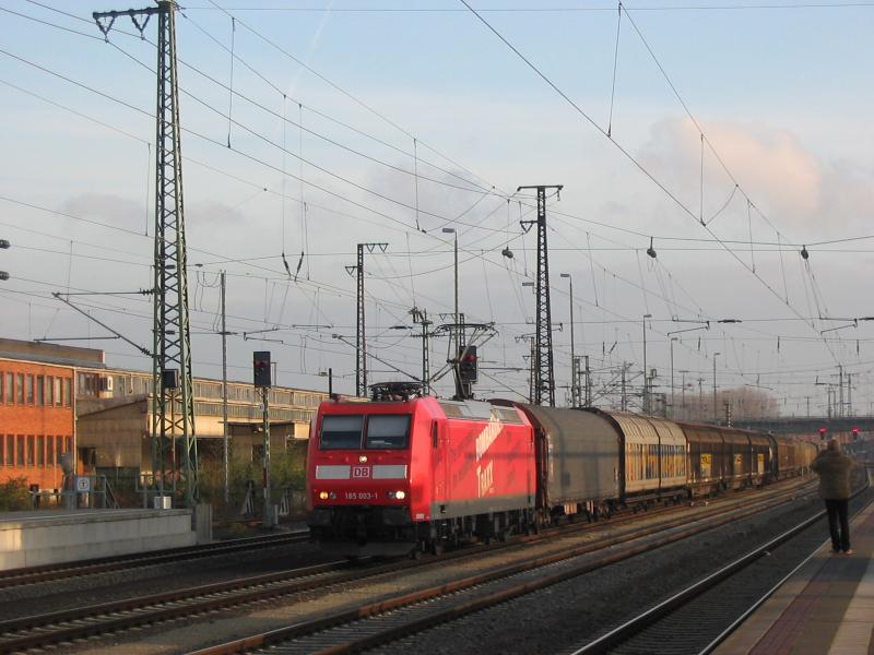 185 003-1, die fr die TRAXX-Lokfamilie von Bombardier wirbt, durchfhrt im November 2004 mit einem gemischten Gterzug den Hanauer Hauptbahnhof.