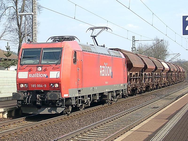 185 004 durchfhrt mit einem Kalizug den Bahnhof Ronshausen (Hessen)