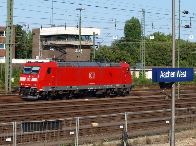 185 006-4 rangiert vor dem Stellwerk in Aachen West.