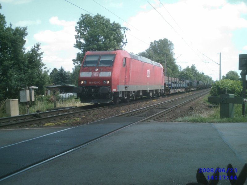 185 008-0 mit Stahlzug aus Peine H�he Peine-Horst am 23.06.2008