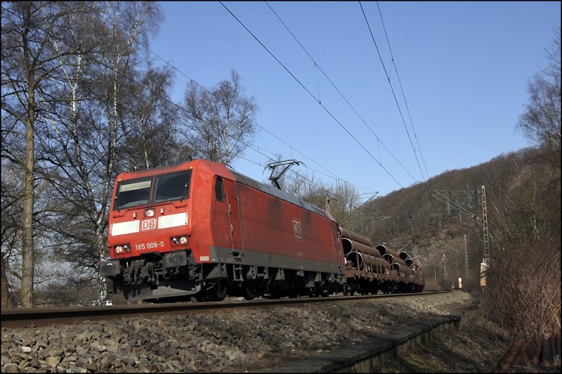 185 008 legt sich mit einem Stahlzug (Rohre, Platten) in die Kurve. (20.03.2009)
