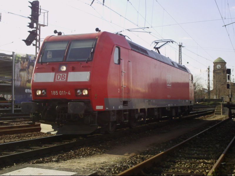 185 011-4 steht in Basel Bad Bf vor einem roten Signal in Richtung Muttenz(CH). 18.03.08