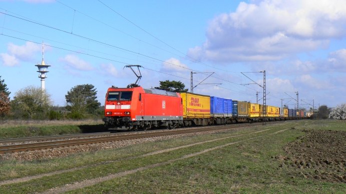 185 011 fuhr am 19.3.2008 mit einem KLV-Zug bei Wiesental auf der KBS 700 (Mannheim-Karlsruhe) Richtung Sden.