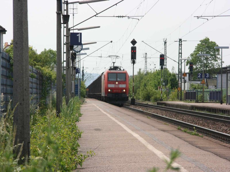 185 013-0 mit einem Schiebandwagengz im Bahnhof Blankenloch 4.5.07