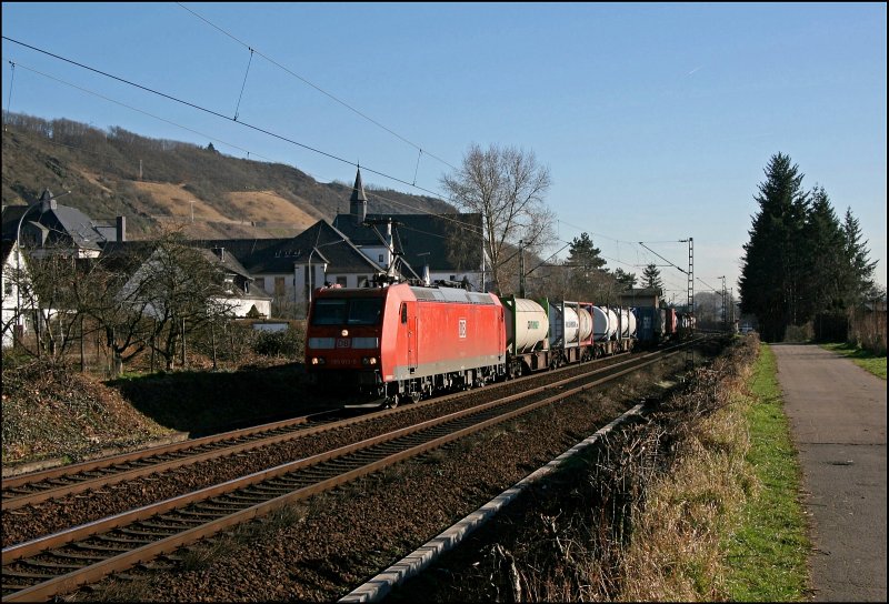 185 013 bringt bei Leutesdorf einen Conatinerzug Richtung Norden. (09.02.2008)