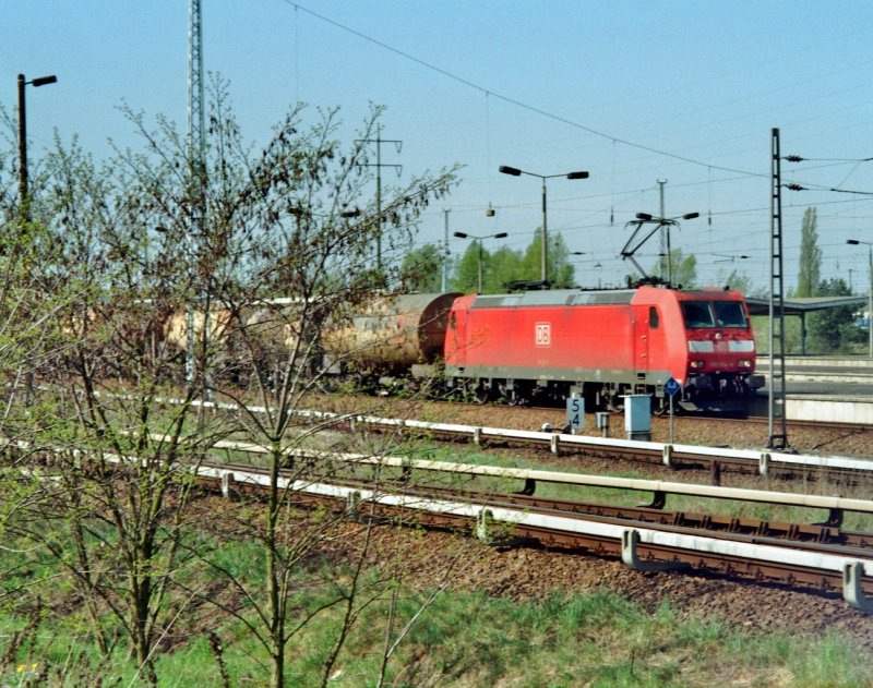 185 014-6 steht mit ihrem Kesselzug in Berlin Sch�nefeld Flughafen zur Abfahrt bereit.