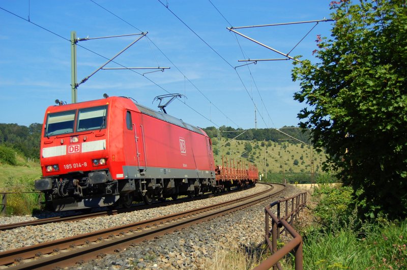 185 014-8 zieht am 01.08.07 einen Rungenwagenganzzug durch das Drfchen Urspring an der Filsbahn in Richtung Stuttgart.