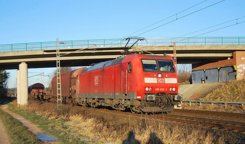 185 016 am 6.1.2009 mit Gterzug kurz vor Nienburg/Weser (KBS 380)
