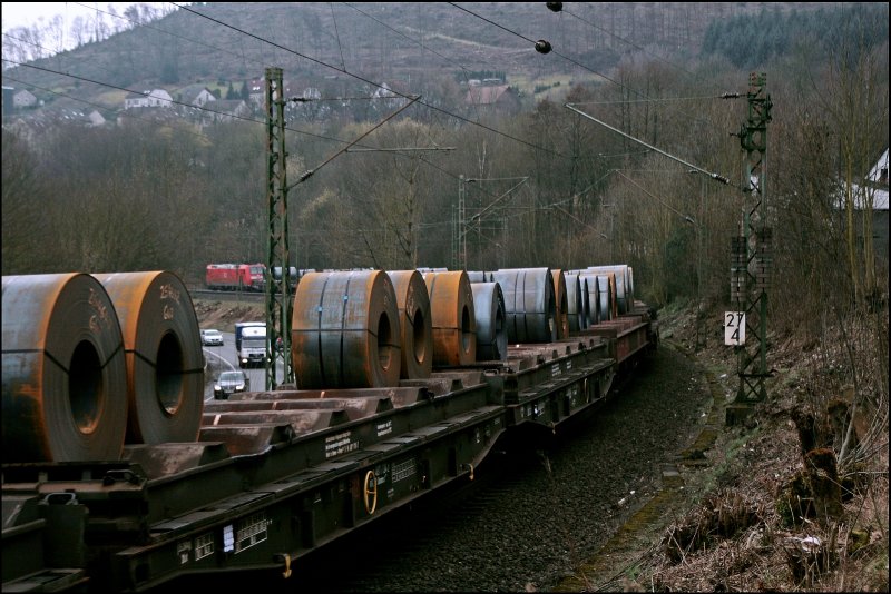 185 016 legt sich mit dem 61239 bei Altena (Westf) in die Kurve. (07.03.2008)