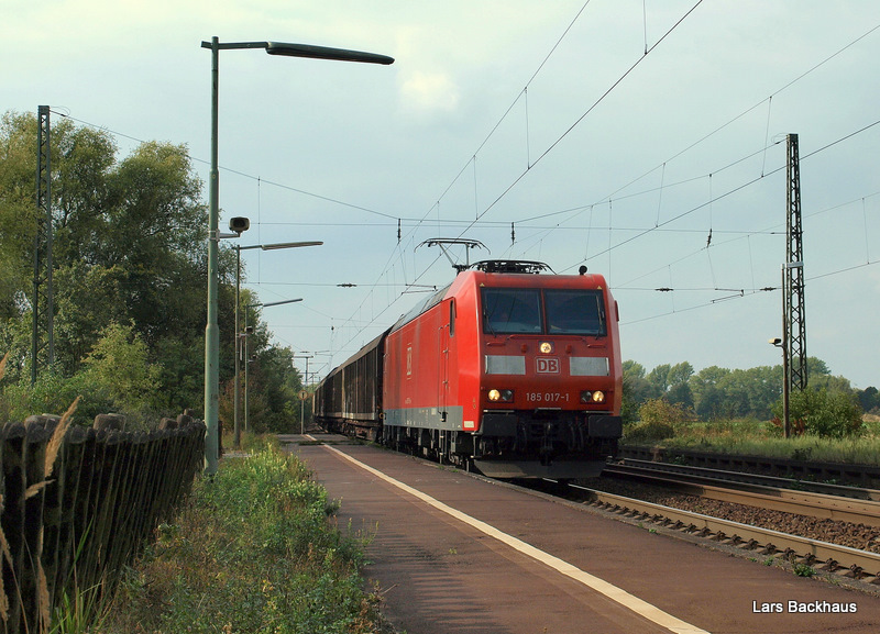 185 017-1 durchfhrt am 26.09.09 mit einem Schiebewandwagenzug Ashausen Richtung Hannover.