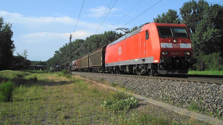 185 017 fuhr am 9.6.2007 mit einem Gterzug sdlich von Rastatt Richtung Basel (KBS 702 Karlsruhe-Basel).