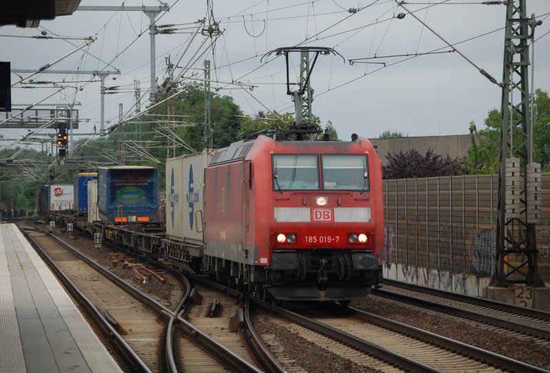 185 019-7 mit einem KLV am 25.6.2009 durch Hannover Linden/Fischerhof