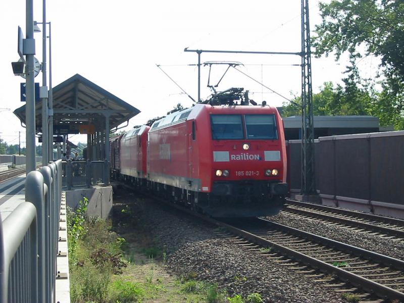 185-021 schleppt eine defekt 185 und einen Gterzug am 17.8.2005 durch Limburgerhof.