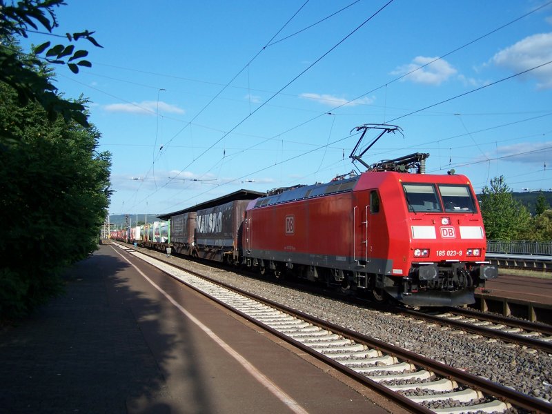 185 023-9 durchfhrt am 11.09.2009 den Wittlicher Hauptbahnhof mit einem Gterzug in Richtung Trier/Ehrang.
