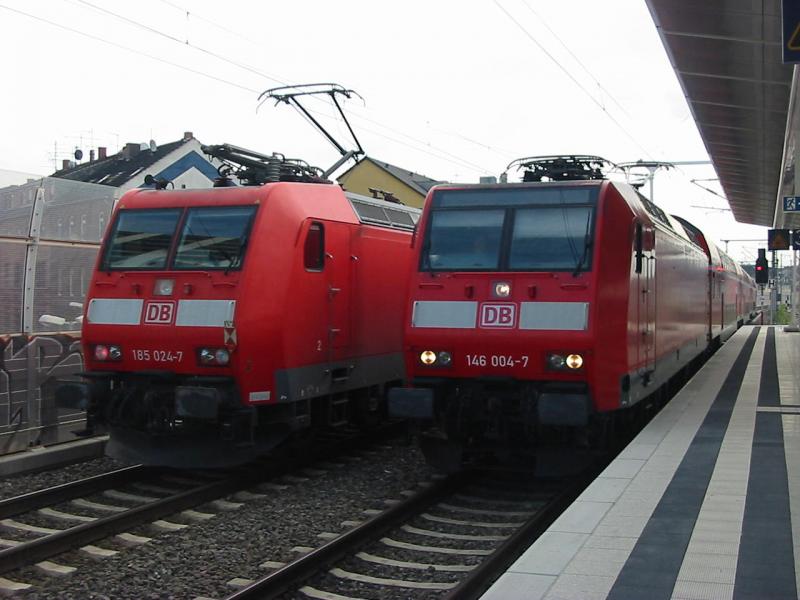 185-024 amm 22.7.2005 als Solo Lok in Ludwigshafen Mitte, das rechte Schlusslicht ist defekt, daneben 146-004 bei der Einfahrt von Ludwigshafen Mitte.