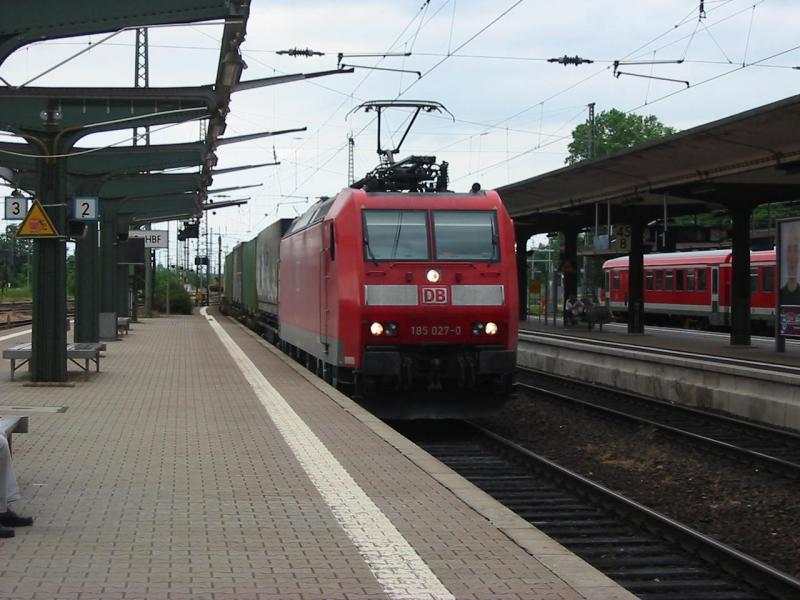185-027 am 17.06.2005 bei der Durchfahrt von Worms Hbf in Richtung Mannheim Hbf. (in der nchsten Woche folgen noch Bilder der 185-027 den ich hab sie noch zwei mal woanders gesehen.)