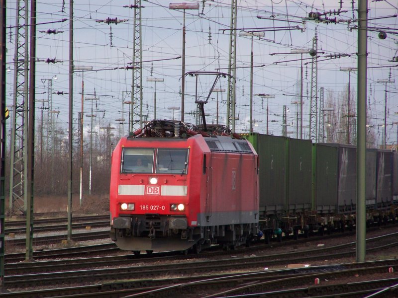 185 027 am 9.2.07 im Wormser Gterbahnhof bei einem kurzen Verkehrshalt.