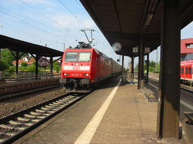 185-027 ebenfalls am 24.06.2005 diesmal um 17:22 bei der Durchfahrt von Biblis, ich habe diese Lok zweimal gesehen erst um 12:16 in Worms und dann um 17:22 in Biblis, so ein Zufall.