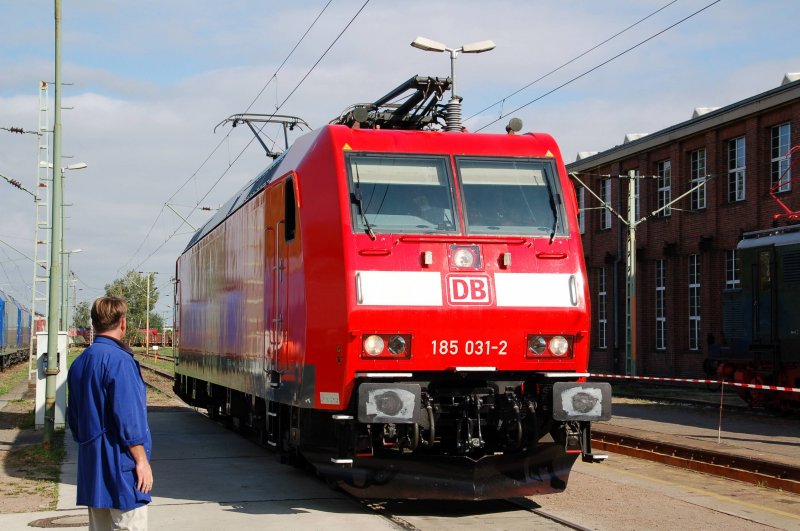 185 031 lud zusammen mit der E 44 vom Werk Dessau am 12.09.09 zu F�hrerstandsmitfahrten ein.