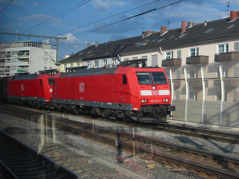 185-034 mit einer anderen 185 am 5.8.2005 in Ludwigshfen Mitte.