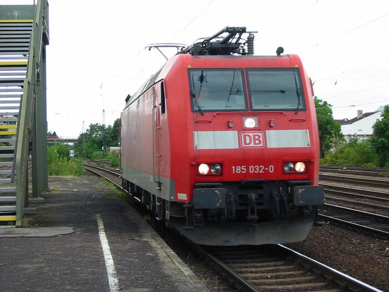 185-035 am 14.8.2005 als Solo Lok in Ludwigshafen Oggersheim.