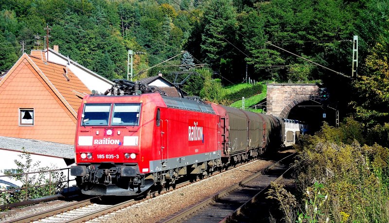 185 035 mit einem gemischten Gterzug auf der Pfalzbahn Richtung Kaiserslautern kurz vor Frankenstein (Pfalz), Sommer 2007.
