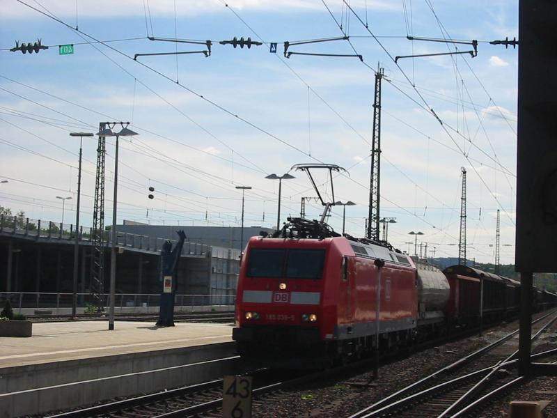 185-038 mit einem Gterzug in Kaiserlautern.