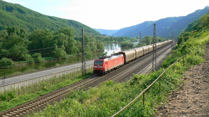 185 039 schleppte am 14.5.2008 einen Ganzzug aus Schiebewandwagen hinter sich her. Hier passiert sie gerade den alten Bahnhof von Hatzenport an der Mosel in Fahrtrichtung Koblenz.