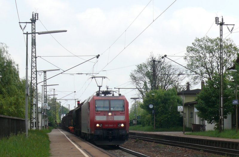 185 040-3 mit gem. Gterzug bei der Durchfahrt in Regensburg Prfening, 9.5.2009
