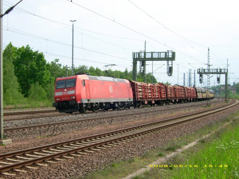 185 040 durchfhrt mit einem Gterzug Muldenstein Richtung Berlin. Fotografiert am 16.05.08.