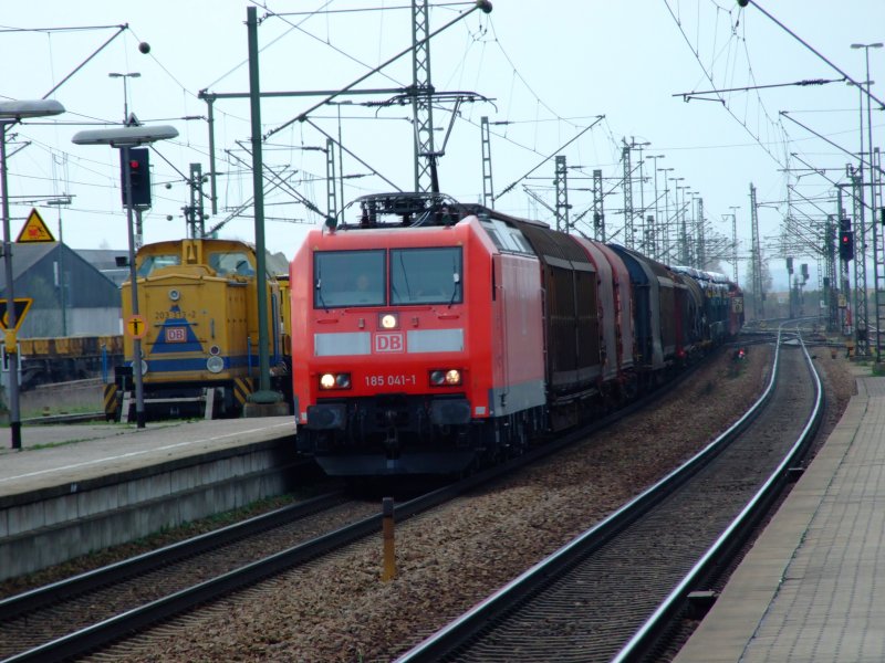 185 041 am 31.03.2007 bei der Durchfahrt durch Plattling.