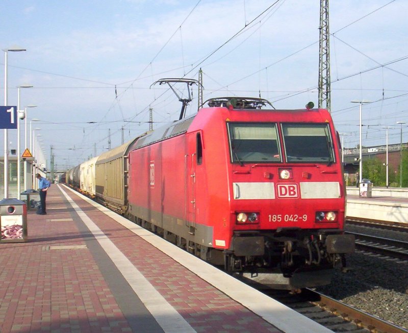 185 042-9 durchfhrt mit ihrem GZ in Richtung Aachen-Westf Dren im Sommer 2006