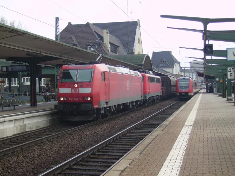 185 042 schleppt eine 139 durch Worms.