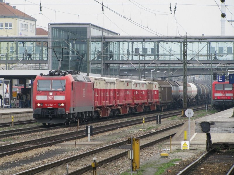 185 043 mit einem gemischten Gterzug am 1.4.2008 in Regensburg.