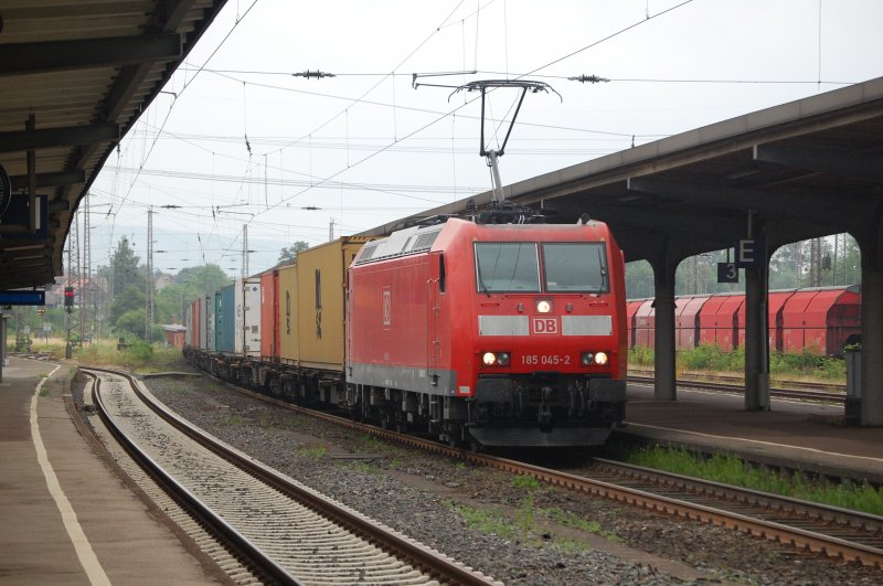 185 045-7 mit einem Containerzug am 27.6.2009 durch Kreiensen