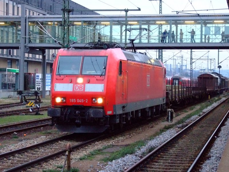 185 045 bei der Durchfahrt durch Regensburg Hbf am 17.02.2007.