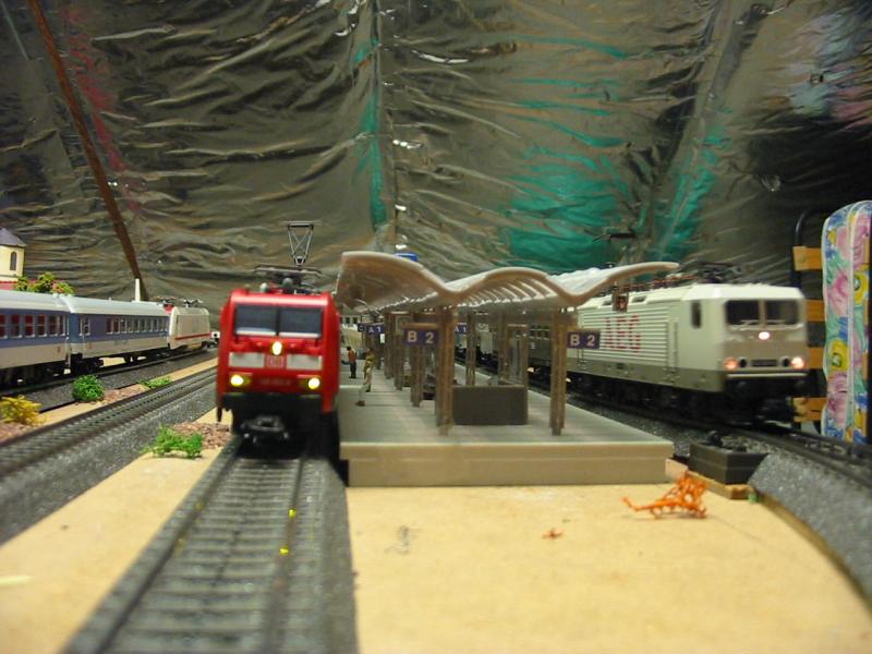 185-045 von Mrklin mit Doppelstockwagen und die 143-001 mit Flachwagen. Mrklin H0 Eisenbahnplatte ist von mir.