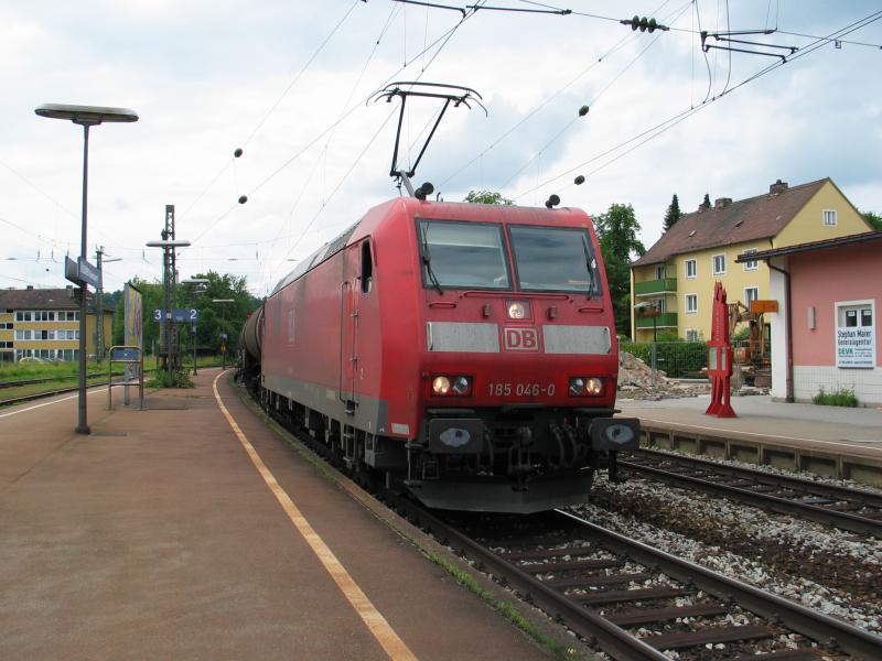 185 046 mit einem schweren Kesselwagenzug aus Richtung Nrnberg kommend bei der Durchfahrt durch den Vilshofener Hbf. 23.06.2006